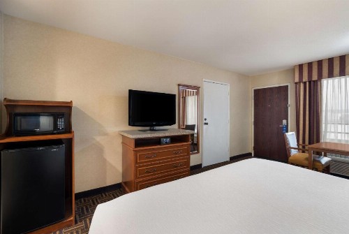 Best Western Norwalk Inn - image 22