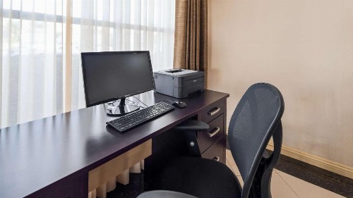 Best Western Norwalk Inn - image 29