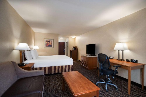 Best Western Norwalk Inn - image 33