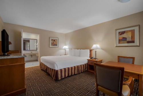 Best Western Norwalk Inn - image 7