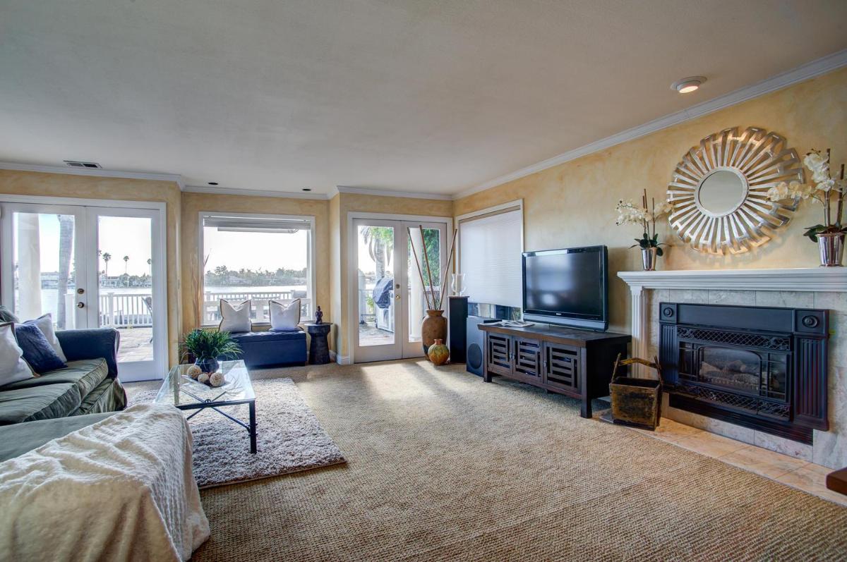Four Bedroom Waterfront Home - image 2