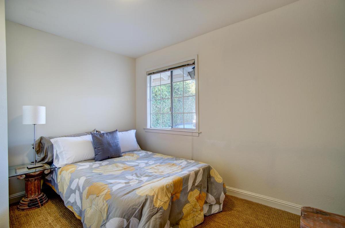 Four Bedroom Waterfront Home - image 3