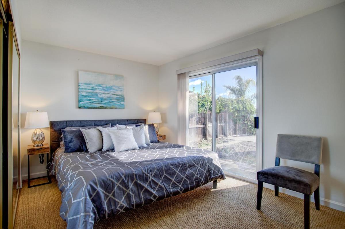 Four Bedroom Waterfront Home - image 6