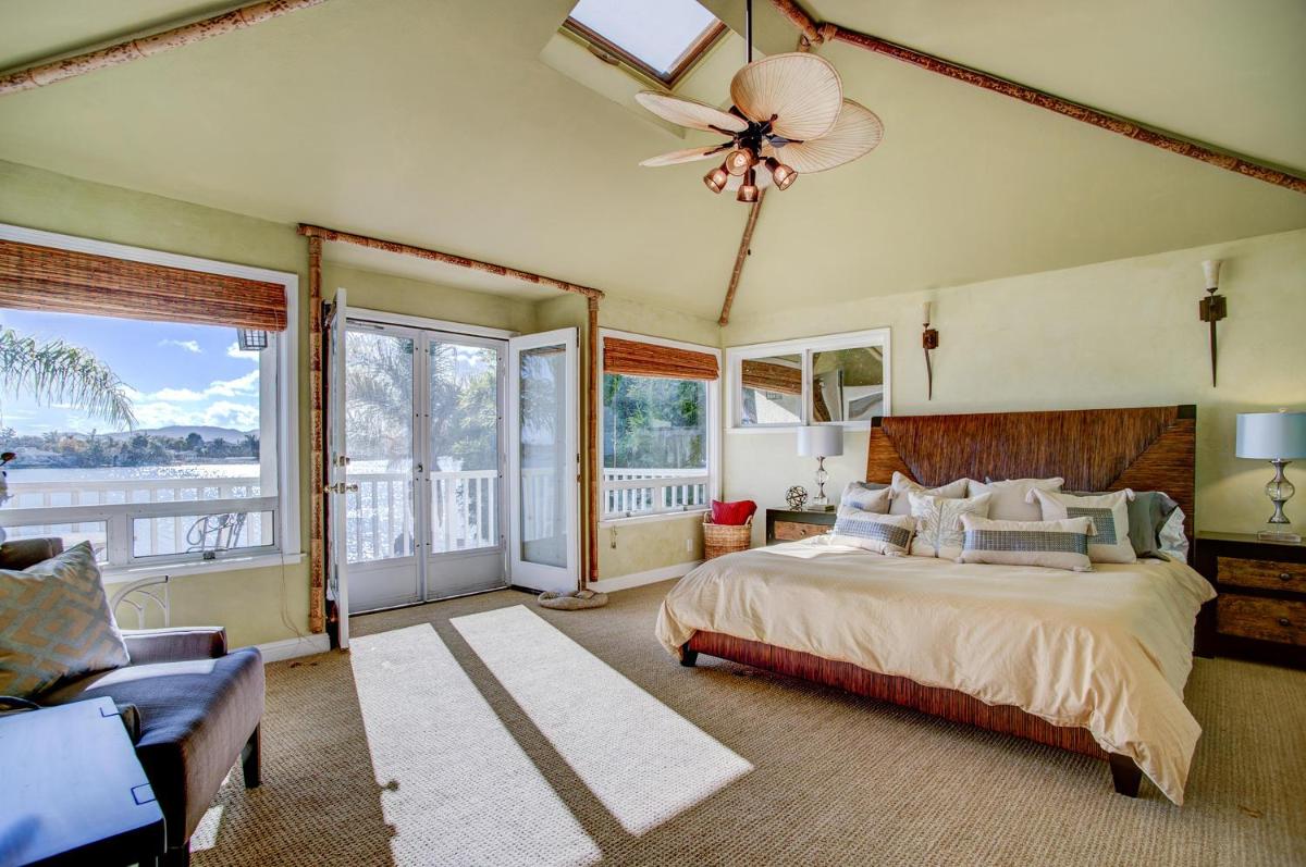 Four Bedroom Waterfront Home - image 7