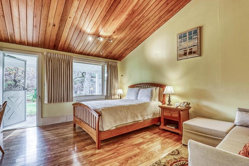 Island Inn - main image