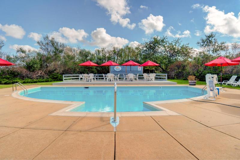 Island Inn - image 2