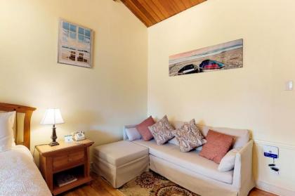 Island Inn - image 3