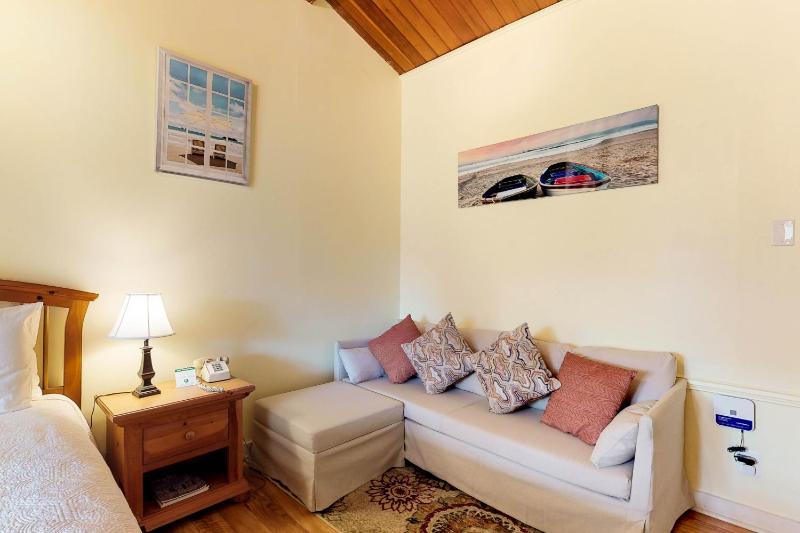 Island Inn - image 3