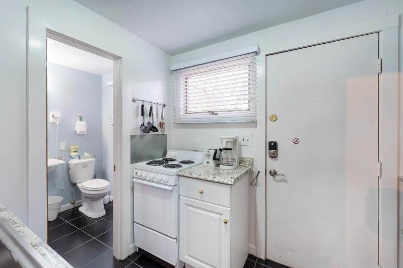 Island Inn - image 4
