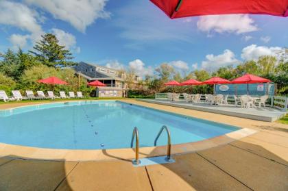 Island Inn - image 6