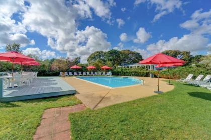 Island Inn - image 7