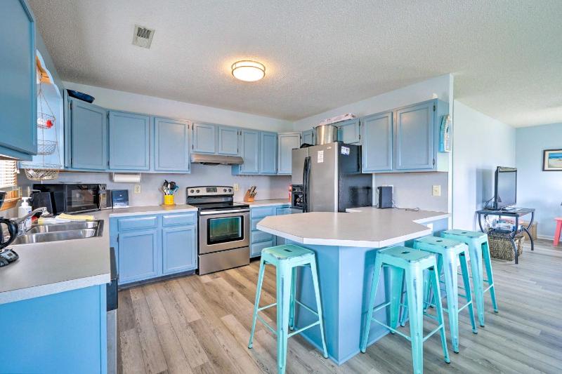 Pet-Friendly Home - A Block to Oak Island Beach! - image 7