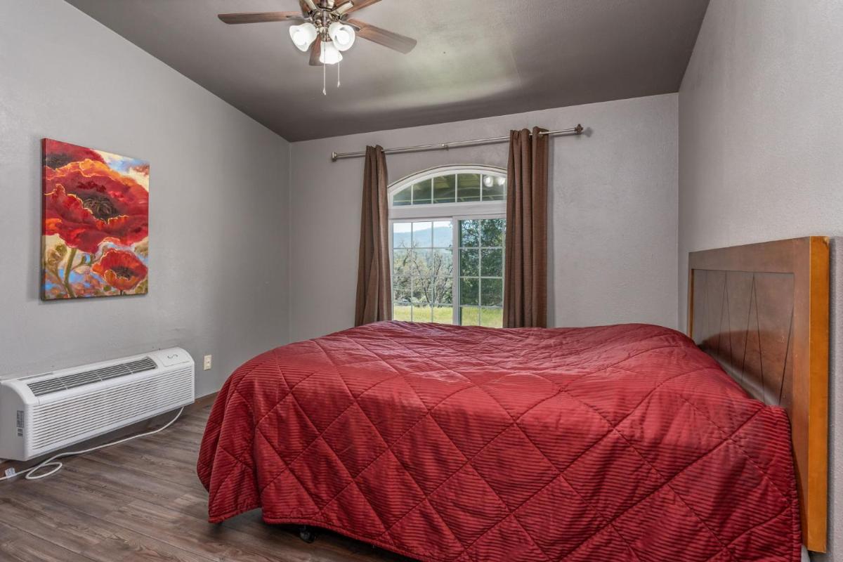 Mountain Trail Lodge and Vacation Rentals - image 3