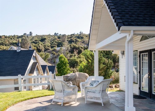 Hounds Tooth Inn - image 1