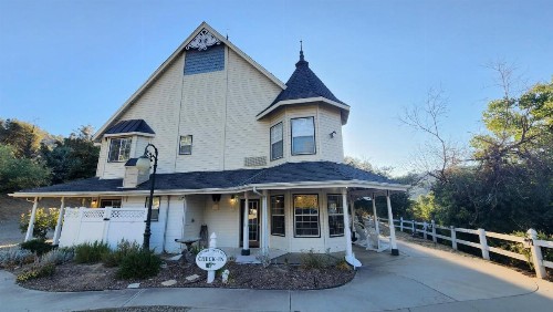 Hounds Tooth Inn - image 17