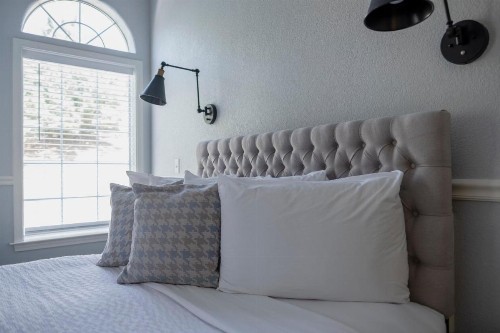 Hounds Tooth Inn - image 23