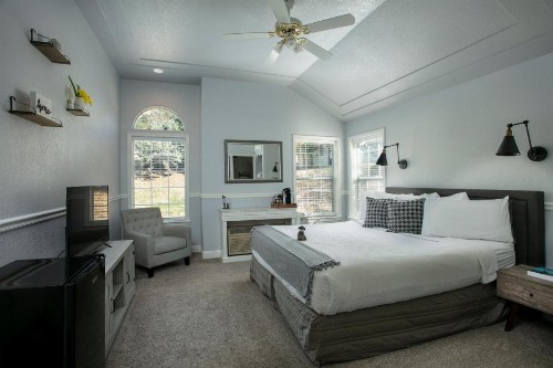 Hounds Tooth Inn - image 26