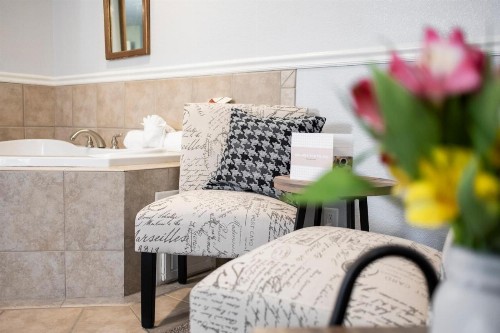 Hounds Tooth Inn - image 33