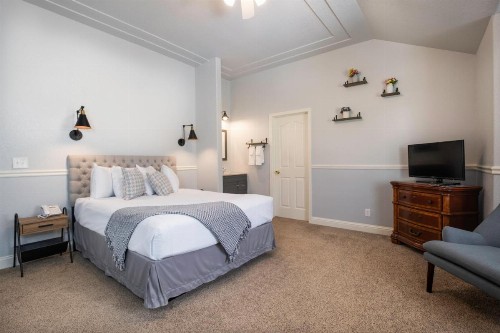 Hounds Tooth Inn - image 39