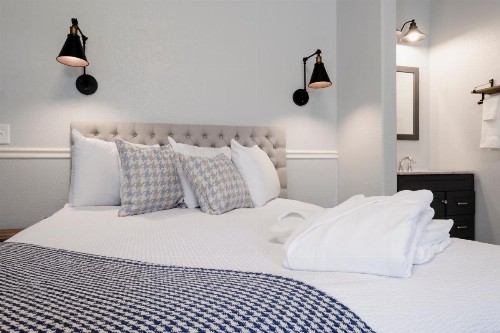 Hounds Tooth Inn - image 4