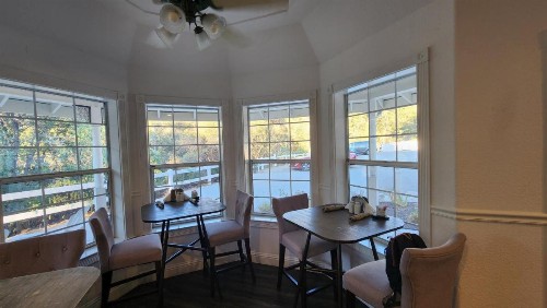 Hounds Tooth Inn - image 42