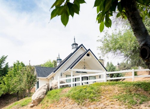 Hounds Tooth Inn - image 43