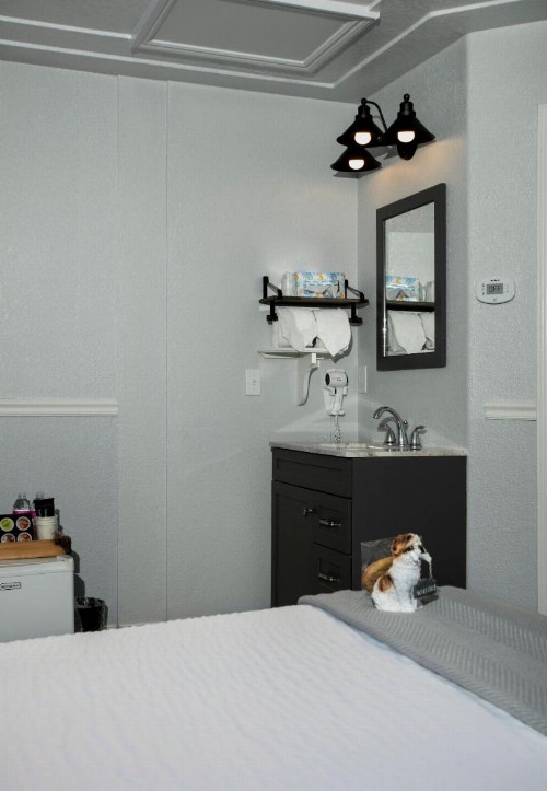 Hounds Tooth Inn - image 46