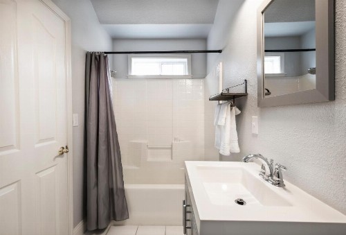 Hounds Tooth Inn - image 50