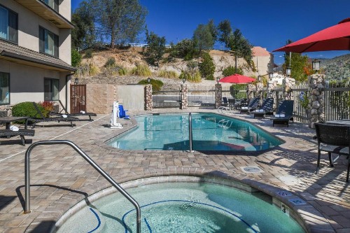 Yosemite Southgate Hotel & Suites - image 25