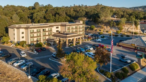 Yosemite Southgate Hotel & Suites - image 36