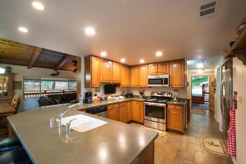 Sierra Springs - 4BR/3BA Holiday Home - image 3