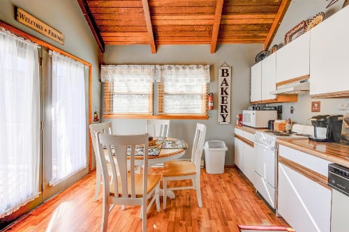 Baileigh's Bungalow - image 12