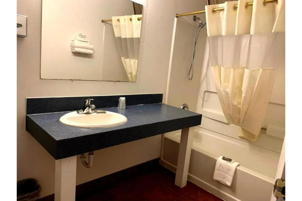 Ranch Motel - image 3