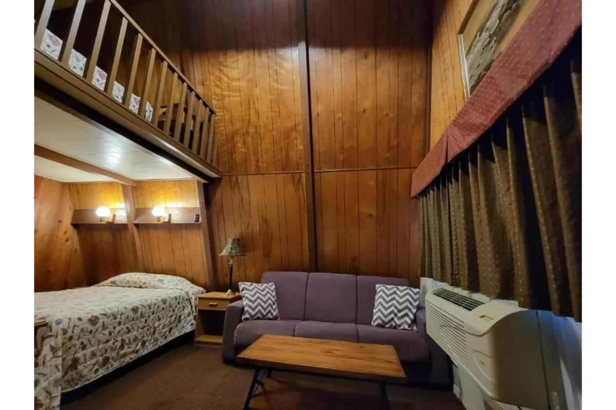 Ranch Motel - image 5