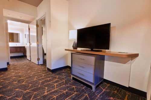 Holiday Inn Oakland Airport an IHG Hotel - image 50