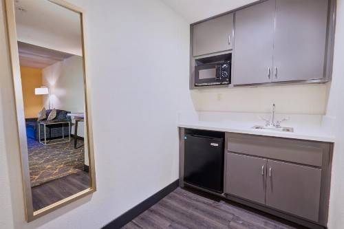 Holiday Inn Oakland Airport an IHG Hotel - image 6