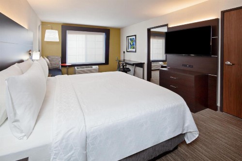 Holiday Inn Express & Suites Oakland - Airport an IHG Hotel - image 9