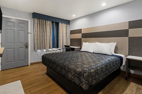 Bay Breeze Inn - image 11