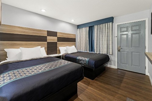 Bay Breeze Inn - image 17