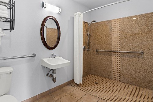 Bay Breeze Inn - image 20