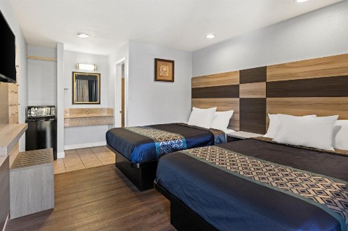 Bay Breeze Inn - image 21