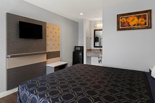 Bay Breeze Inn - image 24