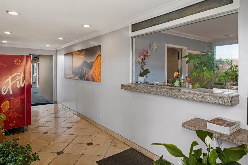 Bay Breeze Inn - image 25