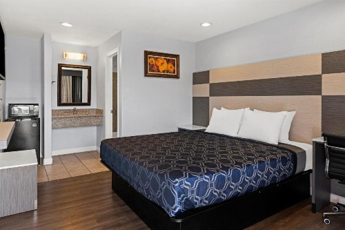 Bay Breeze Inn - image 28