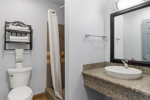 Bay Breeze Inn - image 30