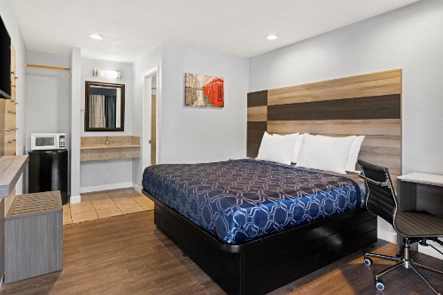 Bay Breeze Inn - image 33