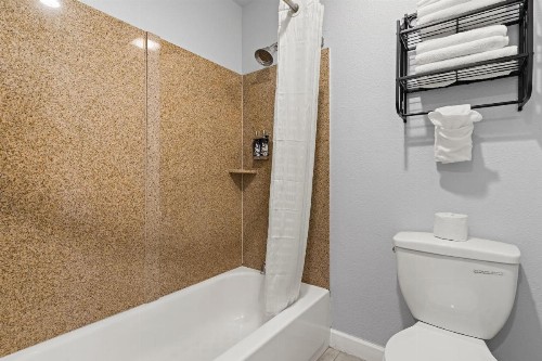 Bay Breeze Inn - image 6