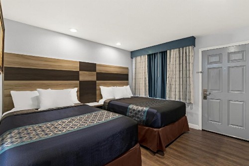Bay Breeze Inn - image 8