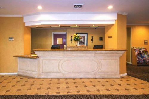 Oakland Airport Executive Hotel - image 16