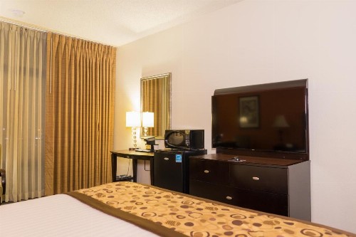 Oakland Airport Executive Hotel - image 2